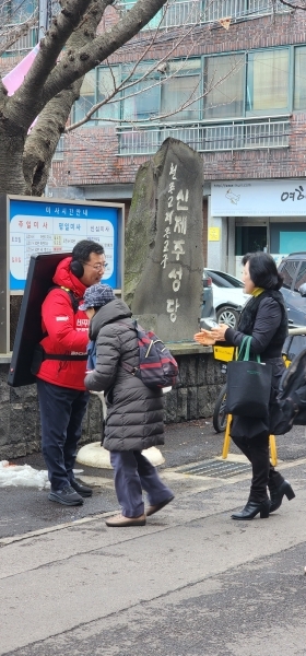 김영진 예비후보는 성탄절을 맞아 연동과 노형 등지에서 천주교 및 개신교 신자들과 환담을 나눴고, “소외되고 가난한 이웃을 위해 헌신하신 예수님의 가르침을 시공간을 초월해 ‘지금, 여기’에서 실천하는 분들에게 고마운 마음”을 전했다.