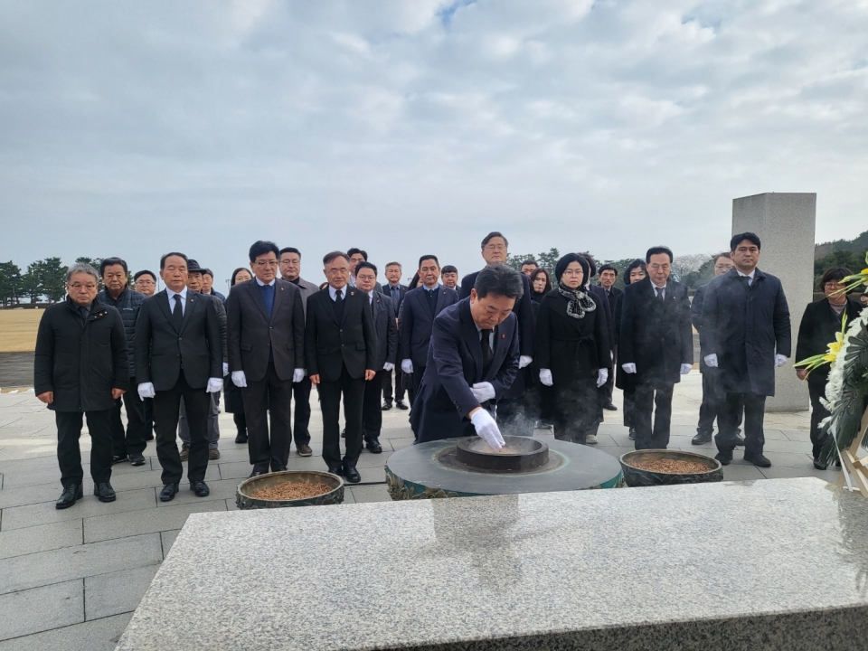 국민의힘 제주도당은 1일 오전, 허용진 도당위원장, 허향진·장성철 상임고문 및 주요당직자들이 갑진년 새해, 4.3 영령 및 호국영령에 대한 참배를 통해 당무를 시작했다.