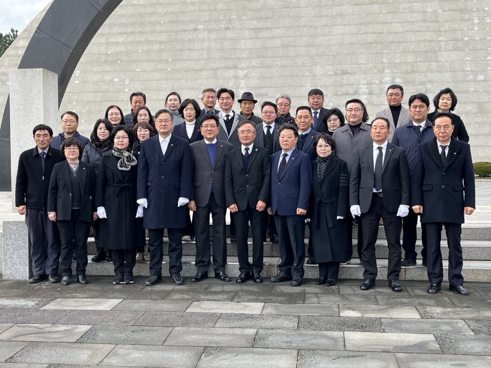 국민의힘 제주도당은 1일 오전, 허용진 도당위원장, 허향진·장성철 상임고문 및 주요당직자들이 갑진년 새해, 4.3 영령 및 호국영령에 대한 참배를 통해 당무를 시작했다.