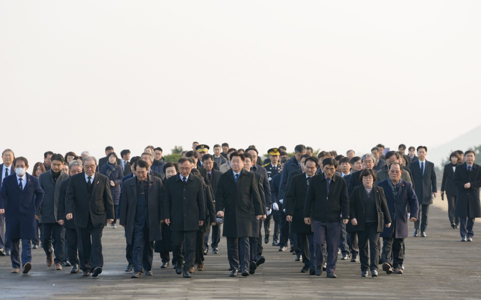 오영훈 제주도지사는 1일 새해 첫 일정으로 창열사, 국립제주호국원, 4·3평화공원을 참배했다.