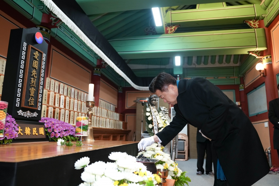오영훈 제주도지사는 1일 새해 첫 일정으로 창열사, 국립제주호국원, 4·3평화공원을 참배했다.