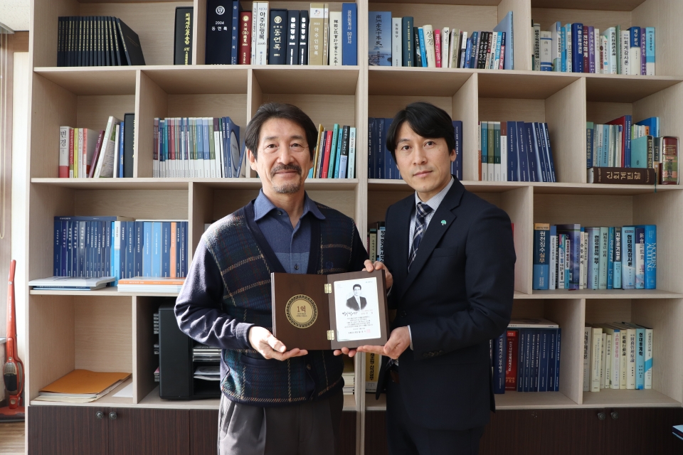 2일(화) 제주시 오라동에 위치한 한일세무회계사무소에서 한일 회계사(왼쪽)과 초록우산 제주지역본부 변정근 본부장(오른쪽)이 함께 기념촬영을 하고 있다.