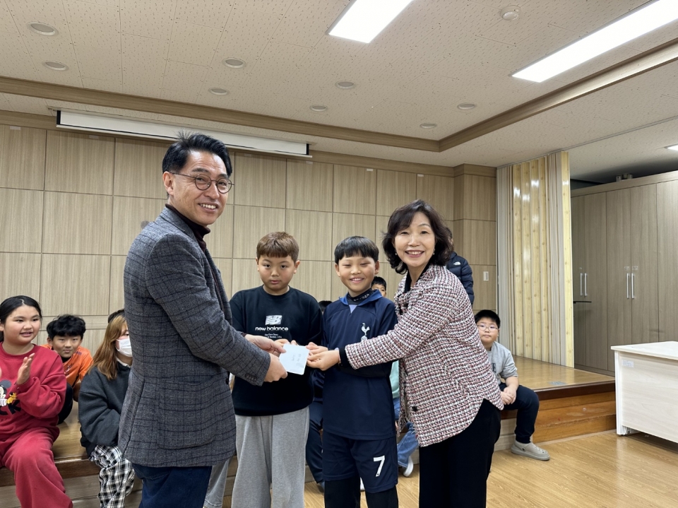 일도초등학교 4학년 1반 일동, 탐라장애인종합복지관에 사랑의 성금 전달