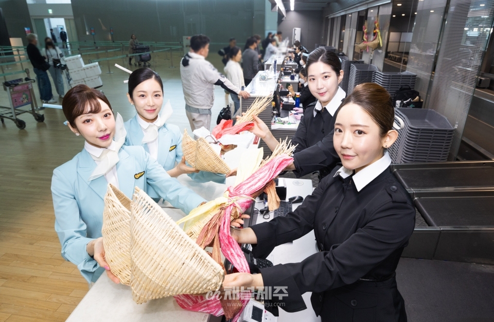 대한항공 객실승무원 등 직원들이 인천공항 제2여객터미널 대한항공 카운터에서 기념촬영을 하고 있는 모습 (사진제공=대한항공)