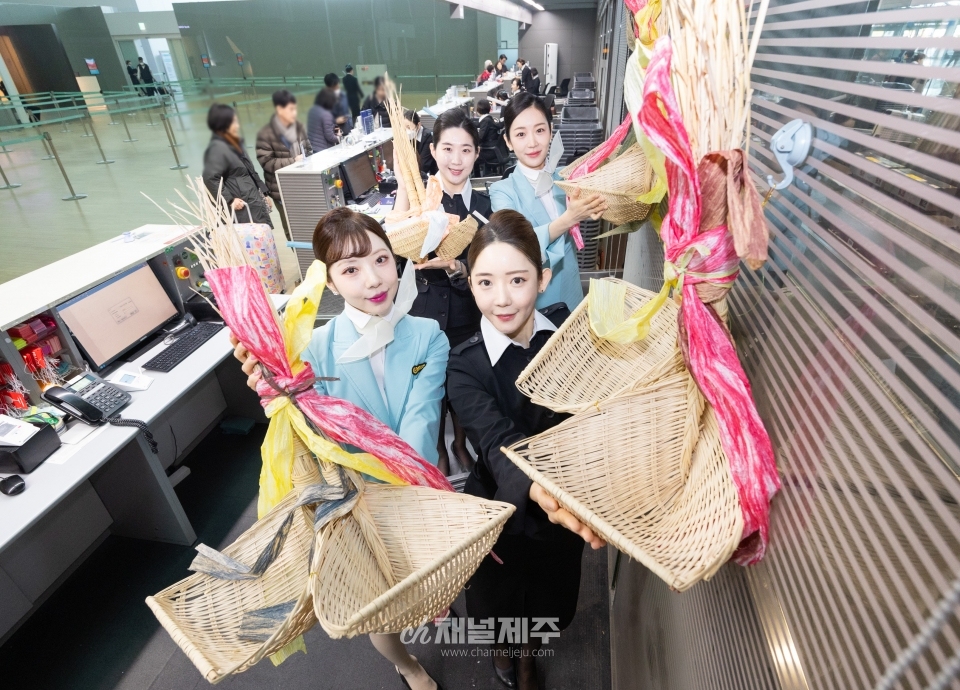 대한항공 객실승무원 등 직원들이 인천공항 제2여객터미널 대한항공 카운터에서 기념촬영을 하고 있는 모습 (사진제공=대한항공)