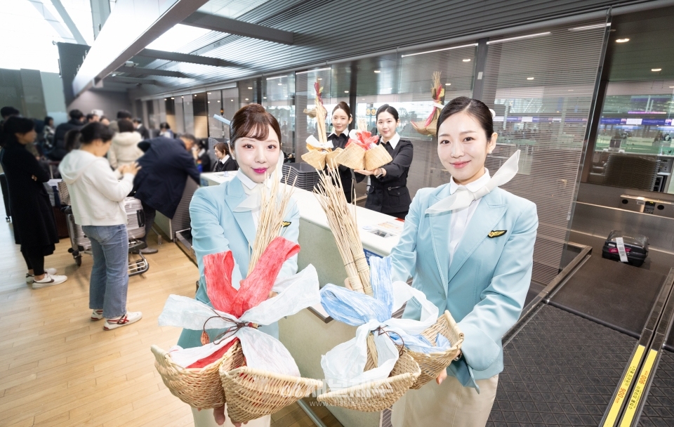 대한항공 객실승무원 등 직원들이 인천공항 제2여객터미널 대한항공 카운터에서 기념촬영을 하고 있는 모습 (사진제공=대한항공)