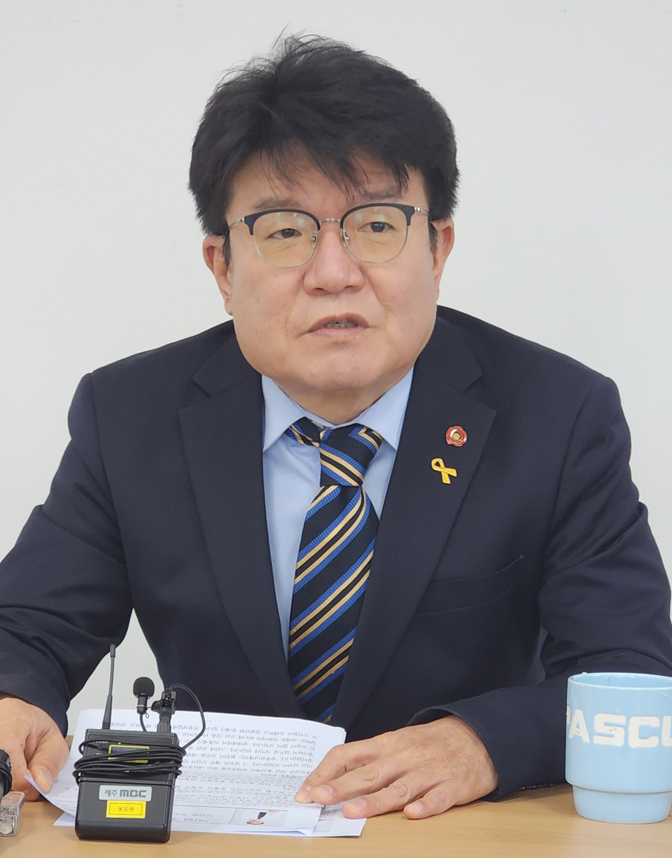 문윤택 예비후보가 16일 오후 노형동소재 자신의 선거사무소에서 기자회견을 갖고 있다.