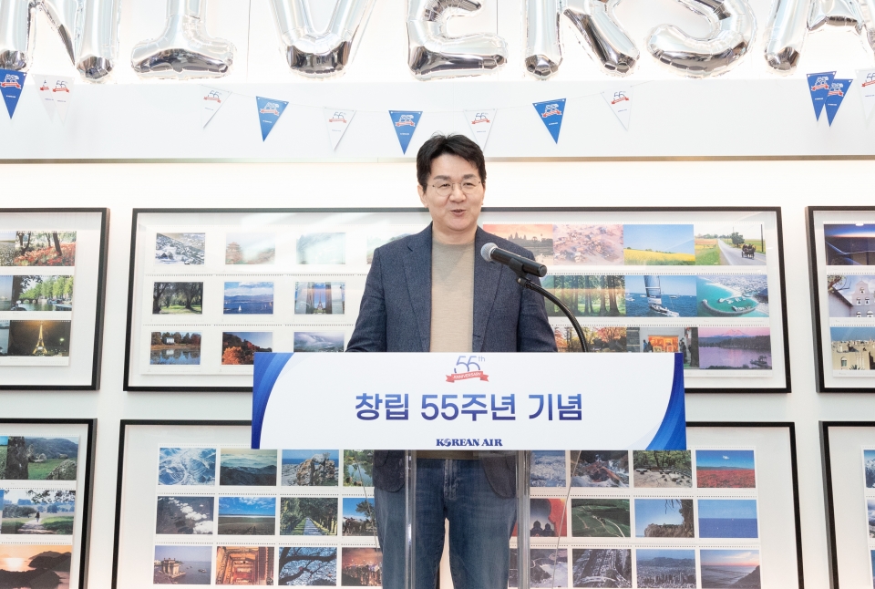 대한항공은 4일(월) 오전 서울시 강서구 공항동 대한항공 본사에서 창립 55주년 행사를 가졌다. 사진은 조원태 한진그룹 회장과 대한항공 직원들이 기념사진을 촬영하는 모습
