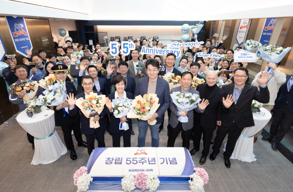 대한항공은 4일(월) 오전 서울시 강서구 공항동 대한항공 본사에서 창립 55주년 행사를 가졌다. 사진은 조원태 한진그룹 회장과 대한항공 직원들이 기념사진을 촬영하는 모습