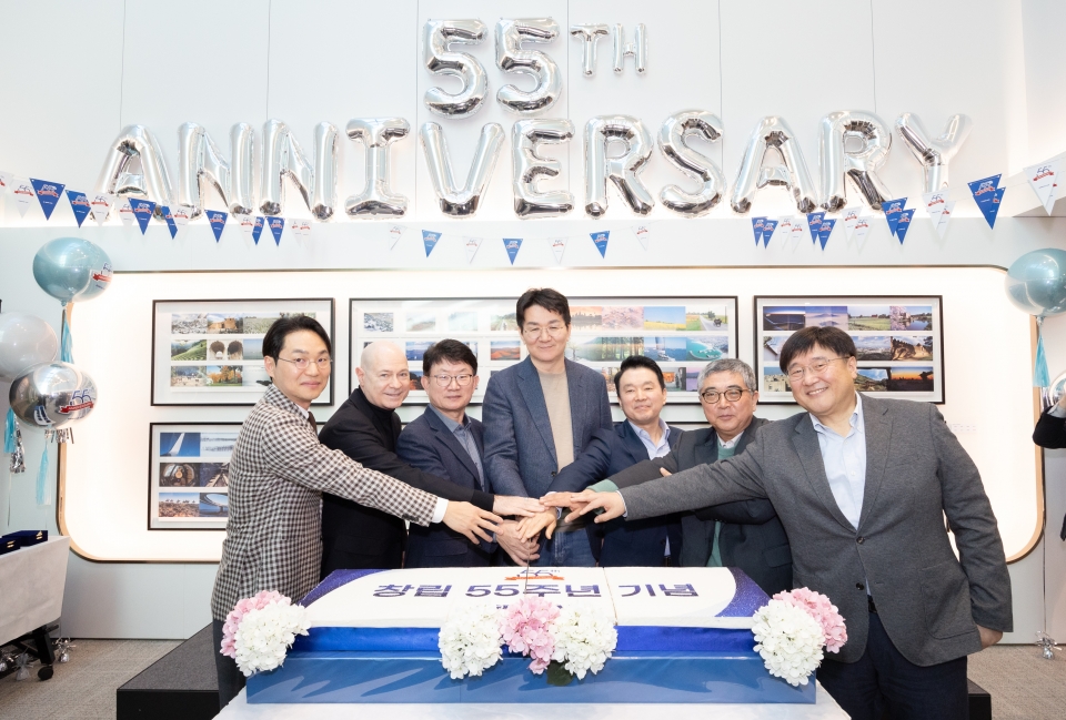 대한항공은 4일(월) 오전 서울시 강서구 공항동 대한항공 본사에서 창립 55주년 행사를 가졌다. 사진은 조원태 한진그룹 회장과 대한항공 직원들이 기념사진을 촬영하는 모습