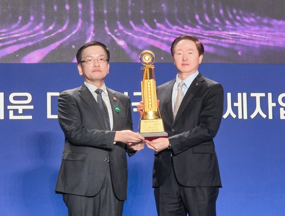 대한항공은 4일(월) 오전 서울 중구 동대문디자인플라자에서 개최된 ‘제58회 납세자의 날’ 기념행사에서 모범 납세기업으로 국가 재정에 기여한 공로를 인정받아 ‘고액 납세의 탑’을 받았다. 사진은 우기홍 대한항공 대표이사 사장(우측)이 최상목 경제부총리와 기념사진을 촬영하는 모습