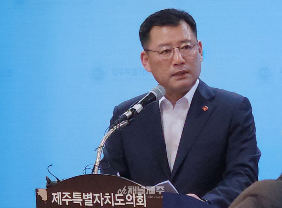 김영진 예비후보는 6일 오후 2시 제주도의회 도민카페서 국민의힘 탈당과 관련 기자회견을 열고 "무소속 신분으로 이번 선거를 끝까지 완주할 것"이라고 밝혔다.