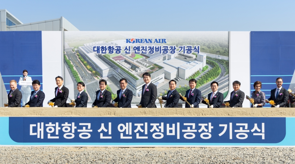 좌측 네 번째부터 민길수 중부지방고용노동청장, 배준영 국민의힘 의원, 맹성규 더불어민주당 의원, 조원태 한진그룹 회장, 유정복 인천광역시장, 이윤상 국토교통부 항공정책실장, 윤원석 인천경제자유구역청장 및 관계자들이 시삽 세리머니를 하고 있는 모습