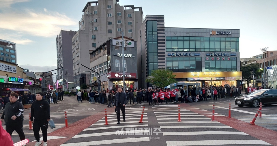 국민의힘 고기철 후보가 공식 선거운동 첫날인 28일 오후 7시 동문로터리에서 대규모 출정식과 함께 유세전을 펼치며 본격 선거운동을 시작했다.(사진제공=박유진 시민기자)