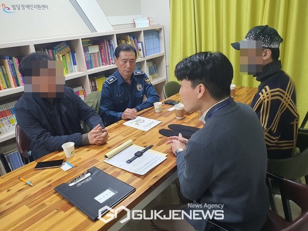 지난달 21일 한경파출소 2팀(경감 박진표)이 직접 제주도발달장애인지원센터를 방문해  스마트지킴이를 장착할 수 있도록 도왔다.[사진=한경파출소]