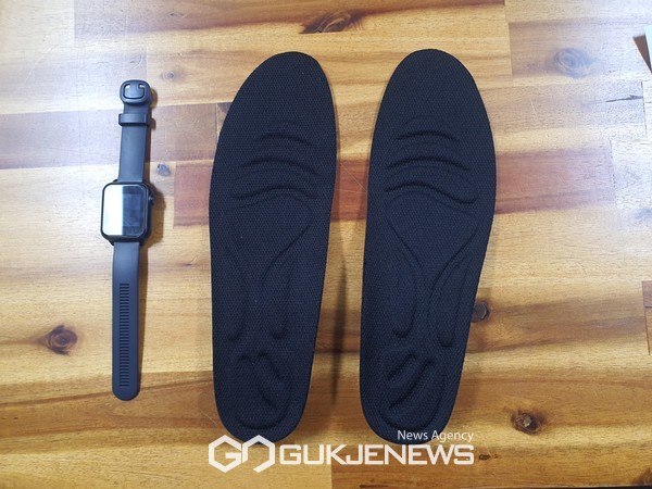 한경파출소 2팀이 선제적 대응에 나서 발달장애인에게 제공된 스마트지키미.[사진=한경파출소]