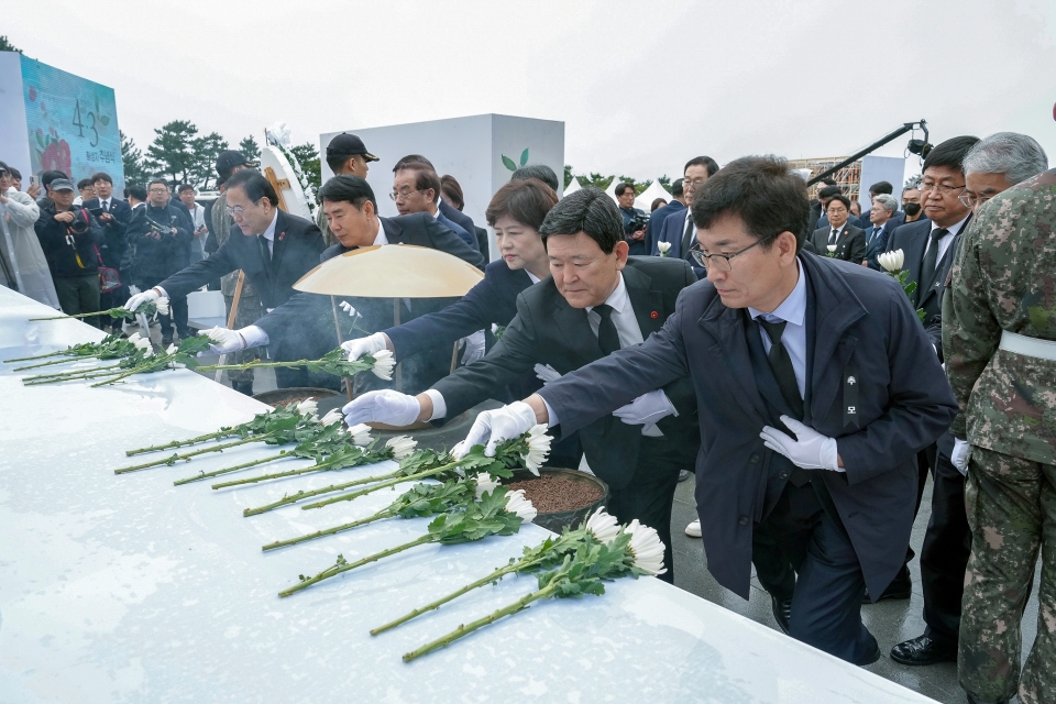 ▲ 김광수 제주도교육감이 제주4.3 희생 영령을 위한 제단에 헌화를 하고있다. ⓒ채널제주