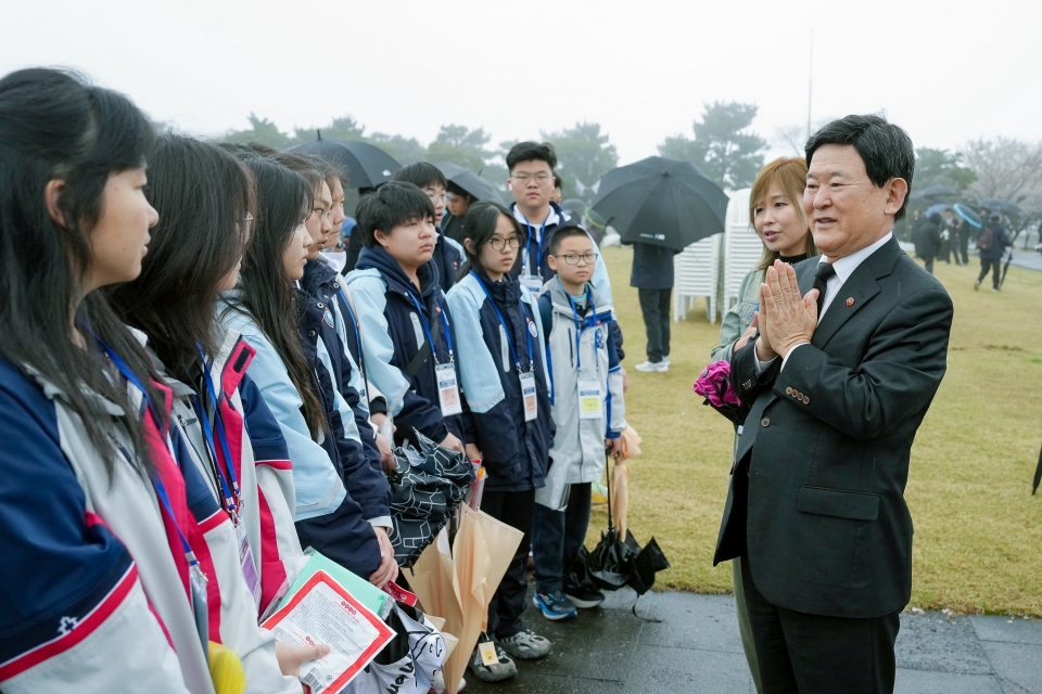 제주4.3 추념식에 참석한 유가족 후손들에게 조상들 희생의 뜻을 설명하는 김광수 교육감