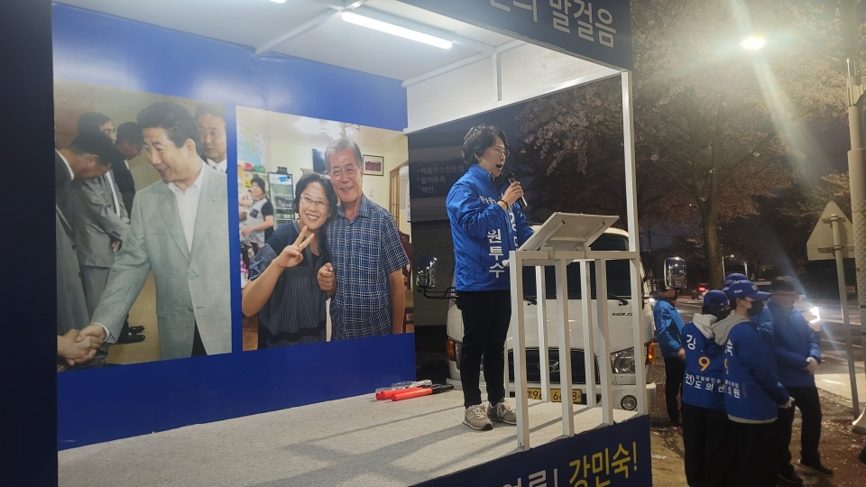 강민숙 후보는 이날 오후 6시30분 제주시 아라2동 제주중앙교회 인근 사거리에서 마을 주민 및 지지자 등이 참여한 가운데 집중 유세를 전개했다.
