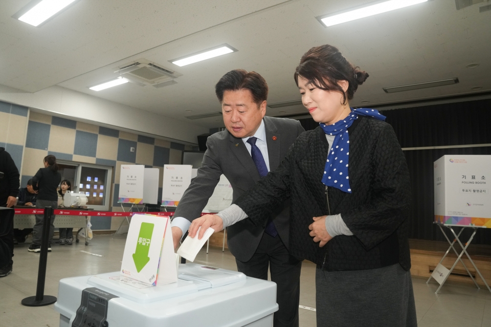 오영훈 지사는 제22대 국회의원 선거 사전투표 첫날인 5일 오전 7시 40분 아라동 사전투표소(아라동주민센터)를 방문해 투표 현장을 살펴보고 선거 업무를 맡은 공직자들을 격려한 뒤 소중한 한 표를 행사했다.