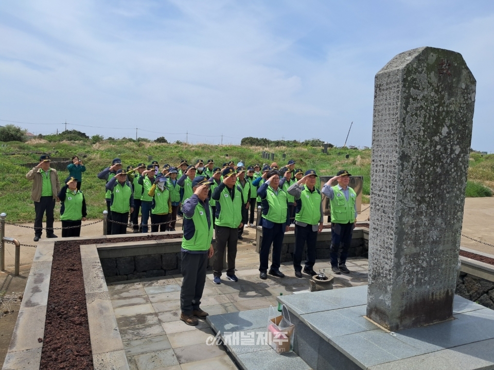 주변 환경정화를 마친 후 기념사진을 찍고 있는 전몰군경유족회 제주도지부 호국봉사단
