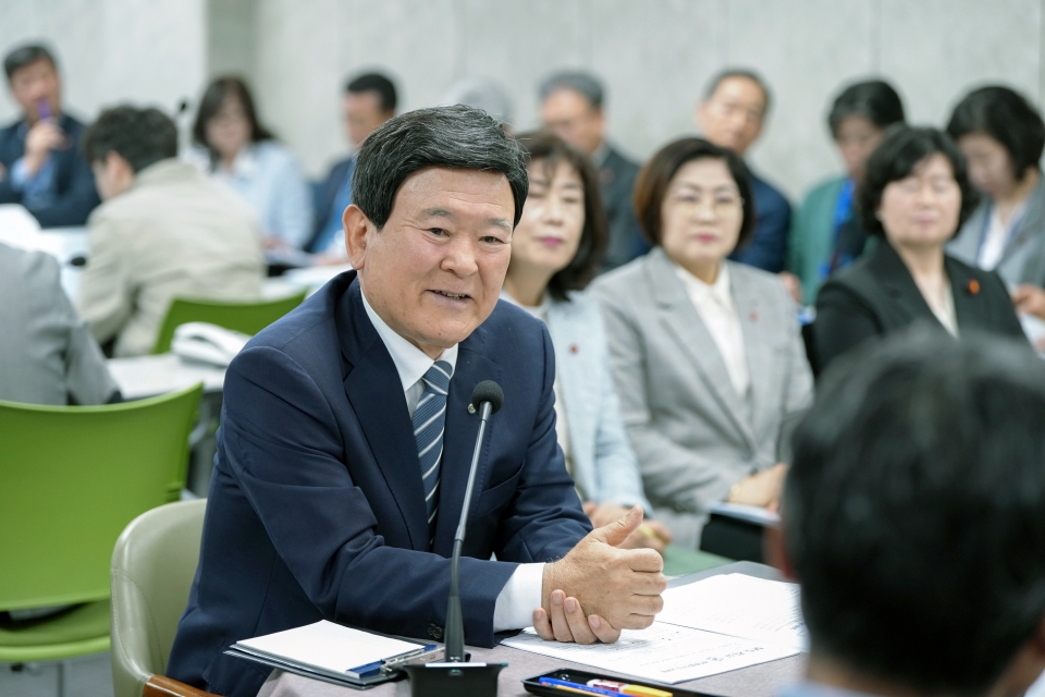 2일, 교육청 기자실에서 가진 차담회에서 추가경정예산에 대해 설명하고 있는 김광수 교육감