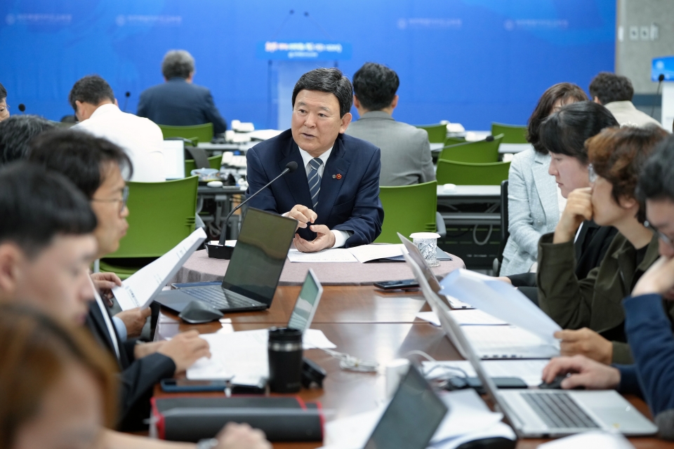 김광수 교육감이 2일 오전 교육청 기자실에서 차담회를 열었다.