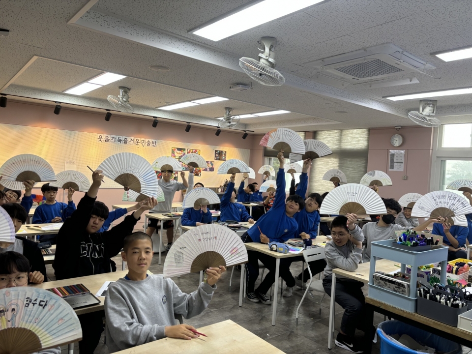 서귀포중, 어버이날 맞아 부모님께 부채 선물하기
