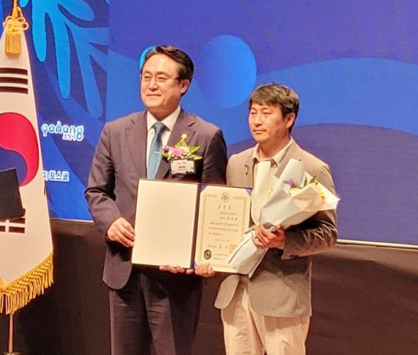 제주대 기초과학연구소 강정찬 박사(사진오른쪽)