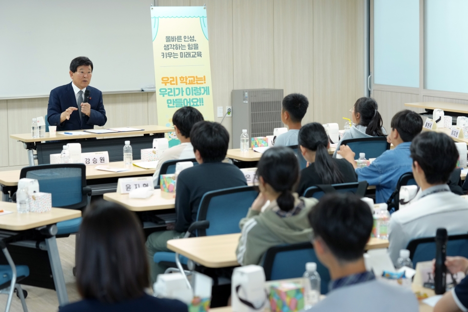 김광수 교육감이 도내 5개 권역별로 '2024 교육감과의 소통 마당'을 운영하고 있다.