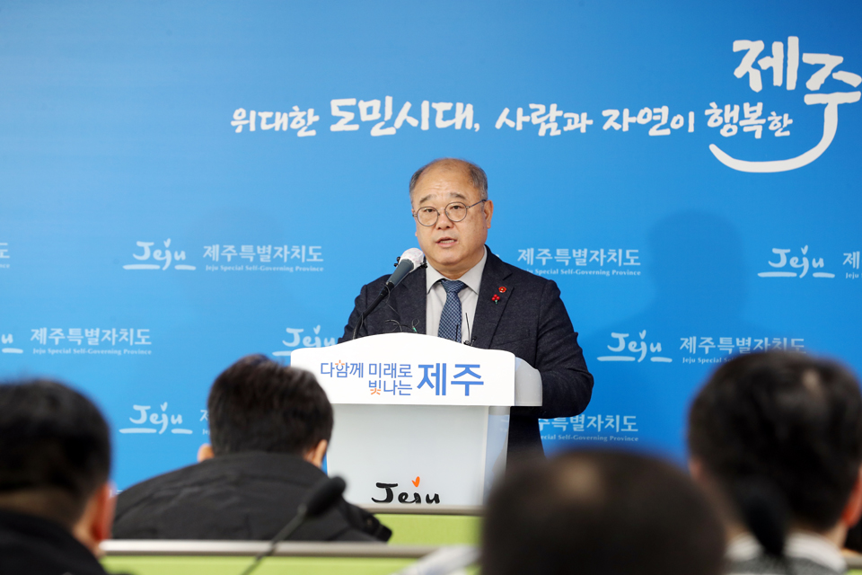 강인철 제주도 복지가족국장은 이날 제주도청 기자실 브리핑에서 “도내 장애인직업재활시설의 안전 및 보건확보 의무 이행을 위한 준비에 만전을 기하고 있다”며 “도내 사회복지시설 종사자가 안전한 일터에서 안심하고 일할 수 있도록 지속적으로 노력해 나가겠다”고 말했다.