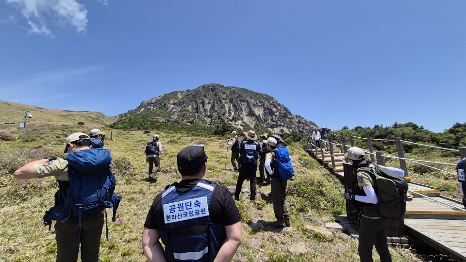 제주자치도 세계유산본부와 환경부 산하 국립공원관리공단이 한라산국립공원 내 불법행위 단속을 위해 손을 맞잡았다.