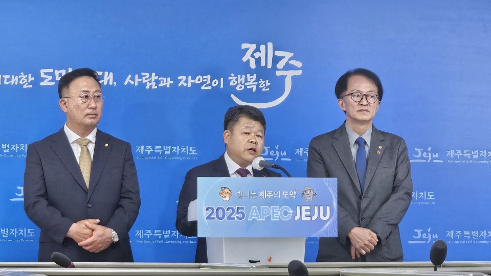 제주자치도와 제주관광공사(사장 고승철)ㆍ제주관광협회(회장 강동훈)가 '제주관광서비스센터' 설치와 계획에 대해 설명하고 있다.