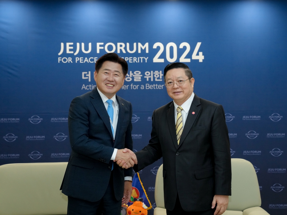 오영훈 지사가 제19회 제주포럼에서 까으 끔 후은(Kao Kim Hourn) 아세안 사무총장을 만나 아세안 국가들과의 폭 넓은 교류 협력을 제안했다.