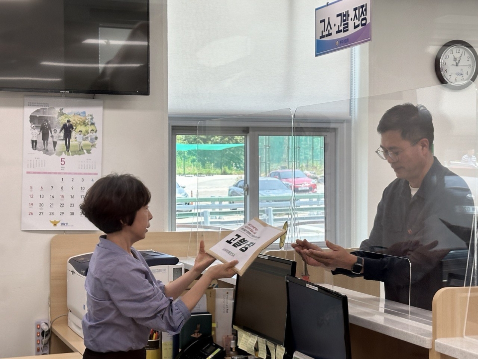 제주참여환경연대는 3일 오전 오영훈 지사를 청탁금지법 위반 혐의로 경찰에 고발했다. 그리고 해당 기업인 중국계 백통신원의 대표를 식품위생법 위반 혐의로 함께 고발했다.(사진제공=제주참여환경연대)