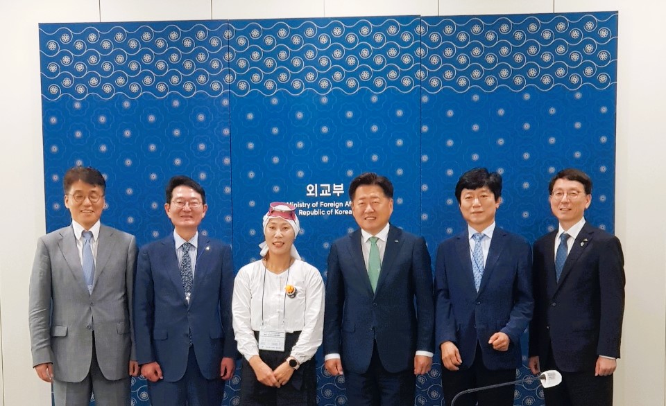 7일 오후 외교부 청사에서 열린 2025 APEC 정상회의 유치계획 현장발표에서 제주도는 경쟁도시들과 맞붙어 제주만의 매력과 강점을 집중 부각시키며 개최지로서의 최적 조건과 도민의 열망을 설득력 있게 피력했다.