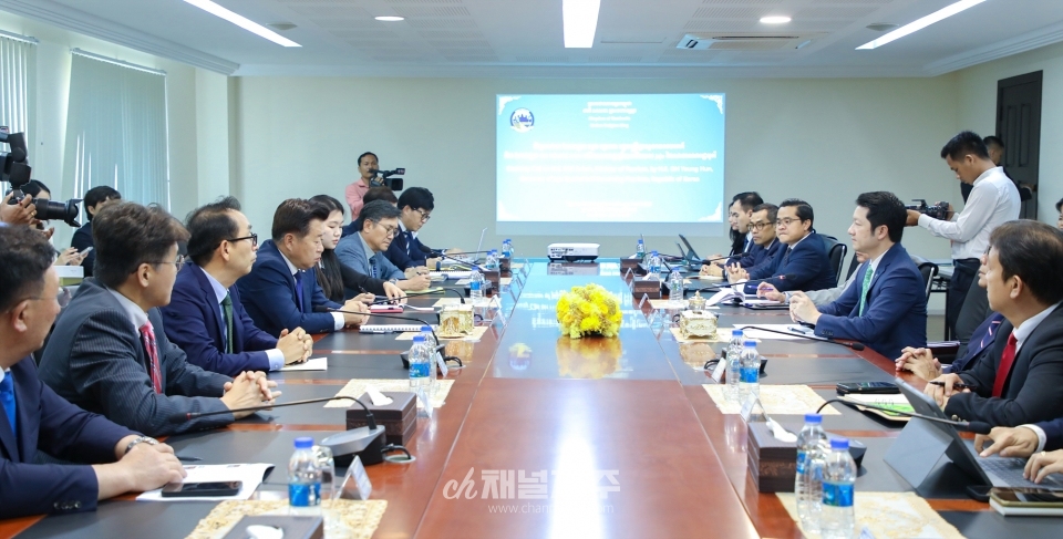 오영훈 제주도지사는 현지 시각 12일 오후 캄보디아 관광부 청사에서 속 소켄 관광부 장관을 만나 양 지역의 관광 교류 확대 방안을 논의했다.(사진제공=제주도)