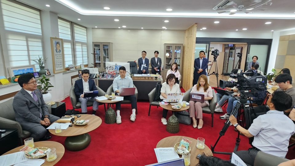 김경학 의장이 기자들의 질문에 답변하고 있다.