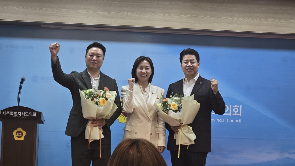 허은아 개혁신당 대표가 19일 오후 제주도의회 도민카페에서 열린 국민의힘 제주도당 당직자의 탈당 및 개혁신당 입당 기자회견을 마친 후 양기문(사진왼쪽) 전 국민의힘 제주도당 청년위원장과 양해두 부위원장(사진오른쪽)과 기념 촬영하고 있다.