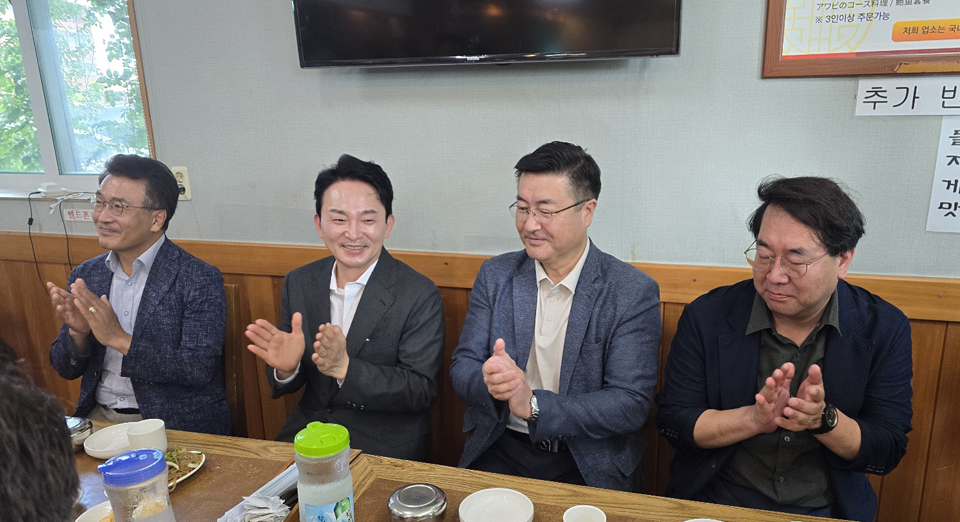 원 후보는 “총선 결과는 너무 아쉽지만 제주도의회 의원들이 정말 큰 활동력으로 일당백을 했다”며 “당이 어려울 때 더 클 수 있는 기반을 책임지고 계셔 주셔서 너무 든든하고 감사하다”고 말했다.