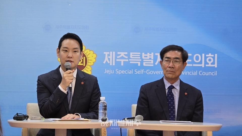 이날 기자회견에서 박원철 전 제주도의회 의원은 “당원 중심 도당 운영과 정책 역량 강화에 대해 공감대가 있어 김한규 의원에게 힘을 실어주고 도당 운영을 함께 수행해나가기로 결정했다”고 김한규 의원을 지지하게 된 이유를 설명했다.