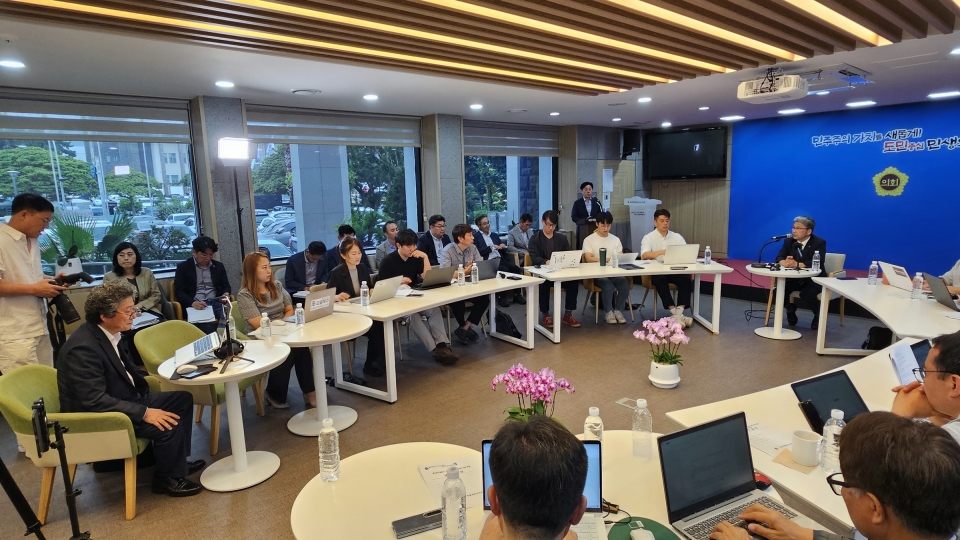 제12대 제주도의회 후반기 의장에 선출된 이상봉 의장이 취재진의 질문에 답변하고 있다.