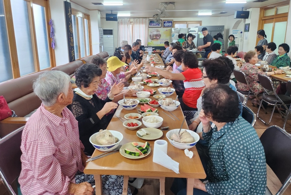 함덕농협, 2024 원로조합원 및 관내 어르신을 위한 여름나기 점심봉사 실시