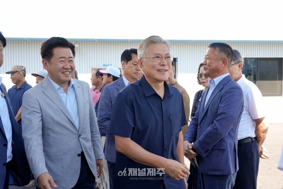 문재인 전 대통령은 행원 3.3메가와트(MW) 그린수소 생산시설을 찾아 그린수소 생산과정을 살펴보고, 2035 탄소중립과 에너지 대전환 실현을 위한 제주의 노력을 높이 평가했다.(사진=제주도)
