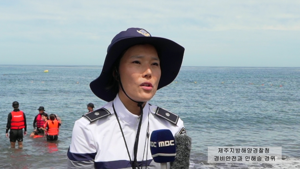 제주지방해양경찰청 관계자가 프로그램 진행 상황에 대해 설명하고 있다.
