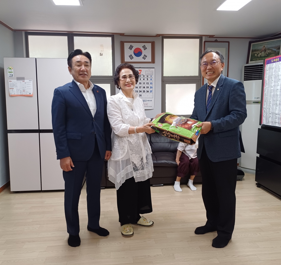 제주농협, 관내 경로당을 찾아 어르신 안부와 우리쌀 350kg 감사선물 전달