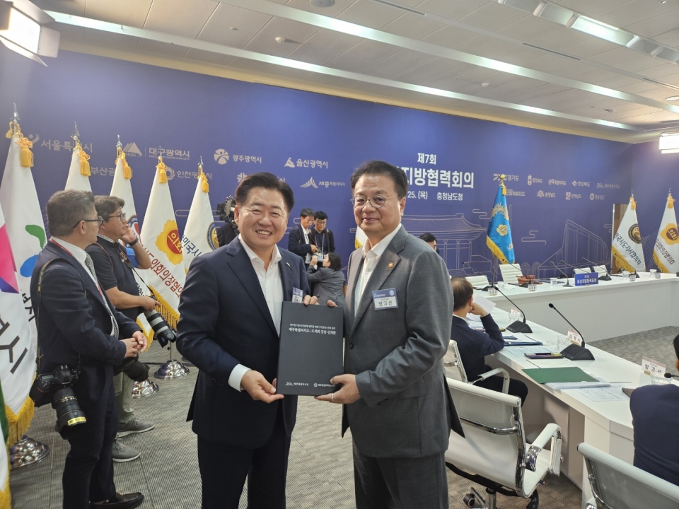 오영훈 제주도지사가 25일 제7회 중앙지방협력회의에서 방기선 국무조정실장에게 & #39;제주형 기초자치단체 설치를 위한 주민투표 연내 실시 제주특별자치도-도의회 공동 건의문& #39;을 공식 전달했다.(사진제공=제주도)