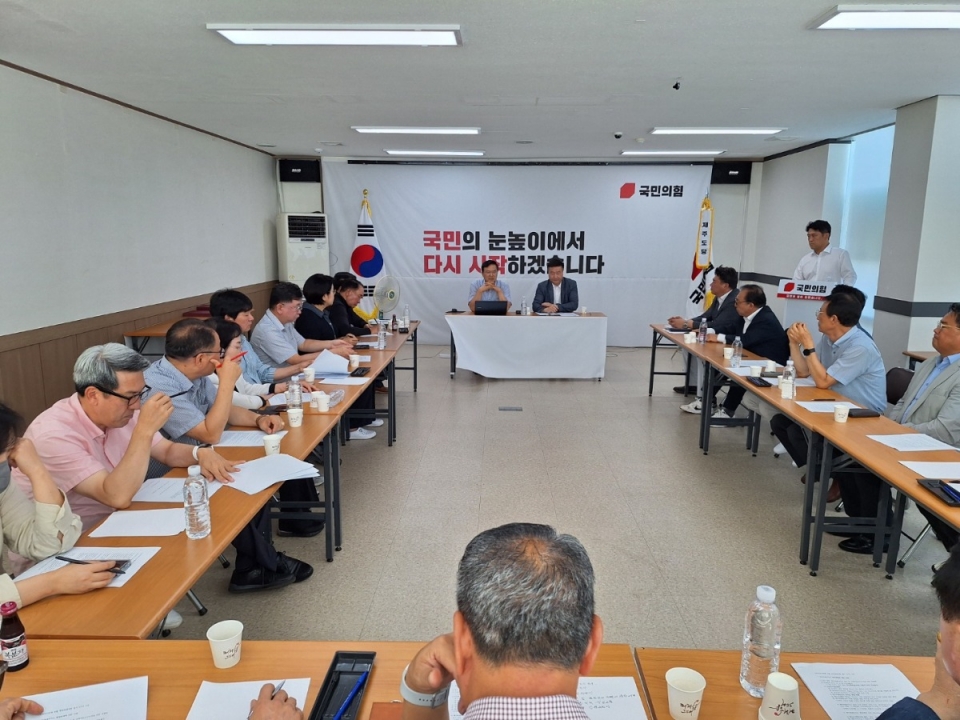 국민의힘 제주도당(위원장 김승욱)은 8일 오전, 도당사에서 도의원과 부위원장, 상설·특별위원장단의 특별정책간담회를 개최했다.