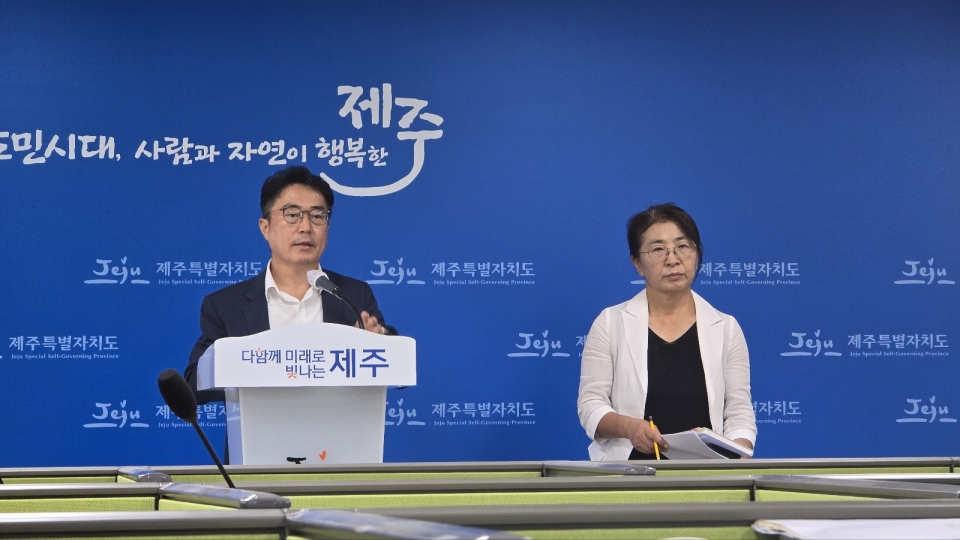 김희찬 제주도 관광교류국장은 이날 제주도청기자실에서 브리핑을 갖고 “제주도정과 도민사회가 협력해 제주관광의 가치를 재정립하고, 국민의 신뢰를 회복하는 데 모든 역량을 집중하겠다”며 “제주를 찾는 모든 관광객들이 진정한 치유와 재충전을 경험할 수 있도록, 질적으로 우수한 관광 경험을 제공하기 위해 최선을 다하겠다”고 말했다.