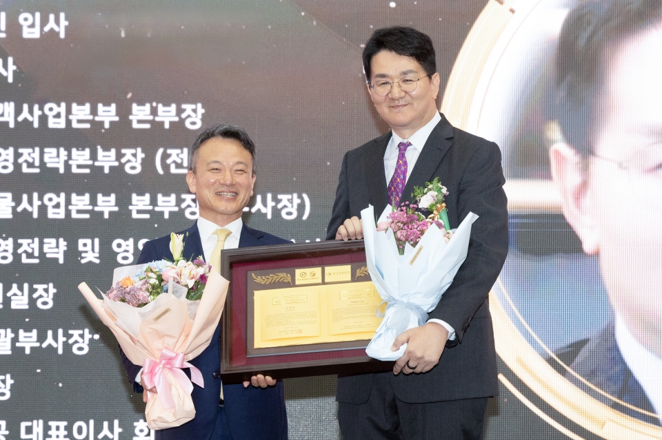 조원태 한진그룹 회장은 8월 13일(화) 경북 경주화백컨벤션센터에서 한국경영학회와 매일경제신문이 공동주최한 하계융합학술대회에서 ‘제39회 2024년 대한민국 경영자대상’을 수상했다.